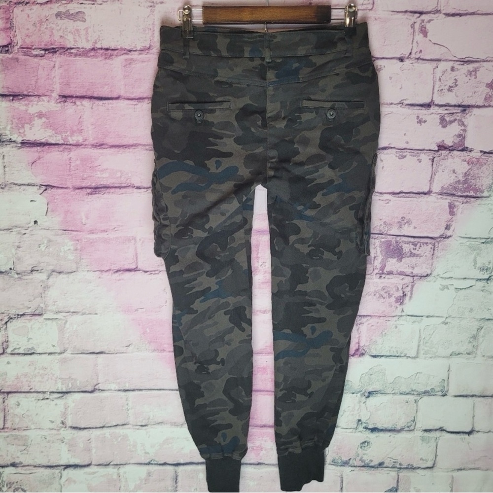 JAMES JEANS BOYFRIEND CARGO CAMO TEXTURED JOGGERS PANTS 25